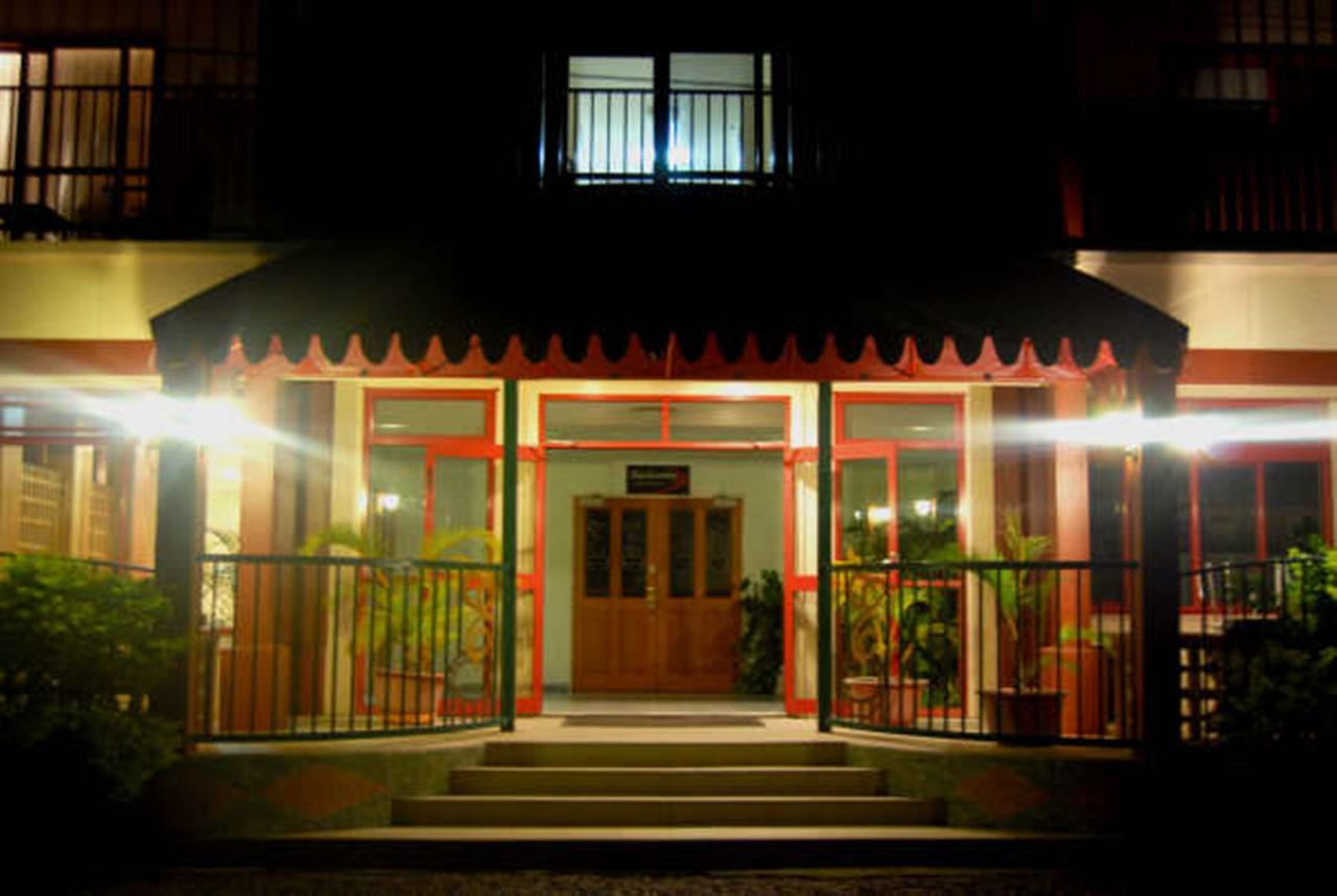 Hotel Elisa Апиа Экстерьер фото
